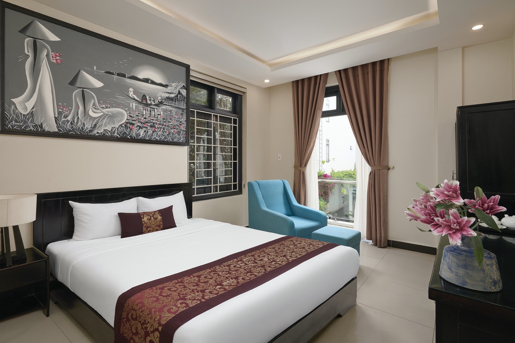 Superior Double room with local artwork above the bed