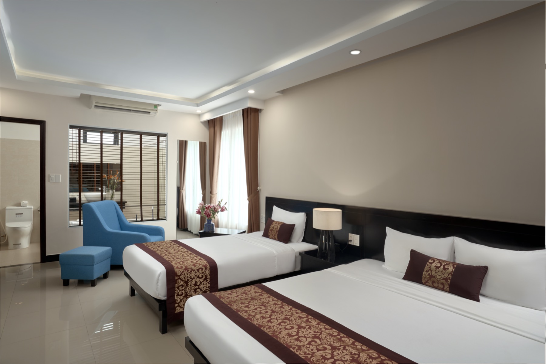 Suite Triple room with two beds and a pool-view balcony